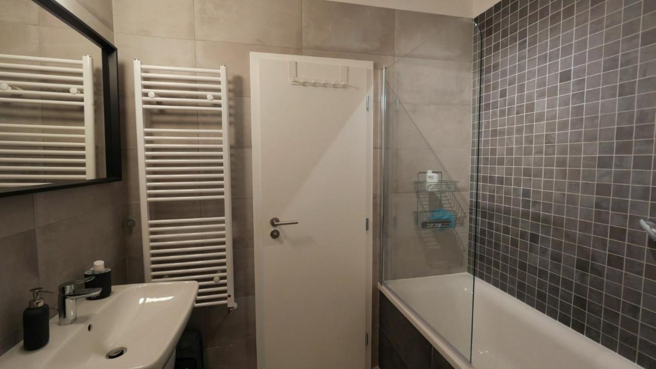 Air-Conditioned, 2 Room Apartment With Terrace Bratislava Eksteriør billede